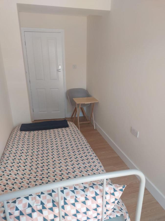 Single Room Only For One Adult Саутхолл Экстерьер фото